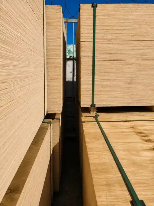 Aisle between large shutterply pallet bundles